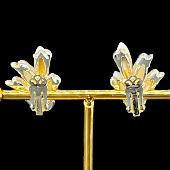 Vintage Climber Clip On Earrings Opaque White Pearly Thermoset Silver Setting - Picture 6 of 10